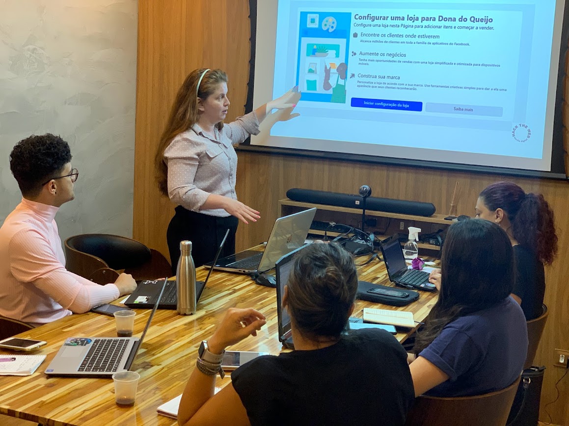 Adair Christina ministrando aula prática de Meta Ads