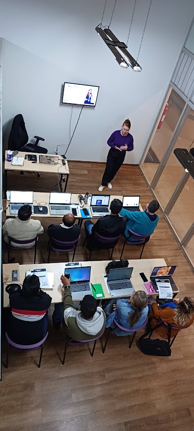 Alunos praticando com notebooks em sala